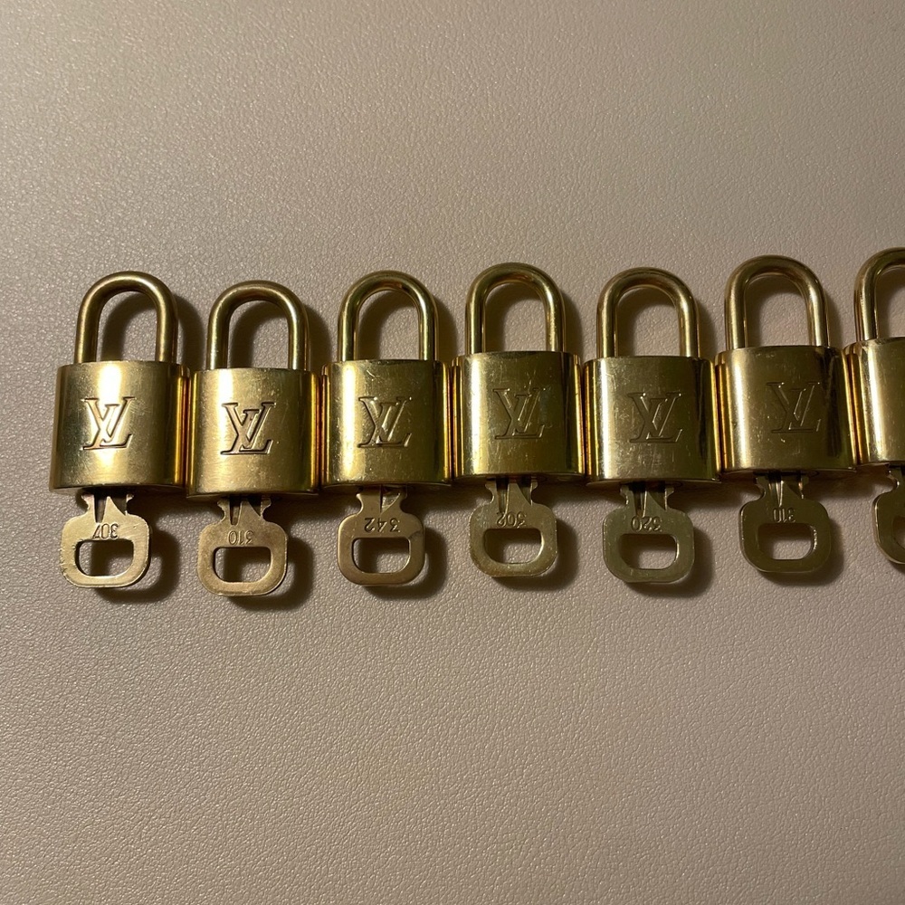 (1) Louis Vuitton Gold Lock and key - Picture 2 of 3